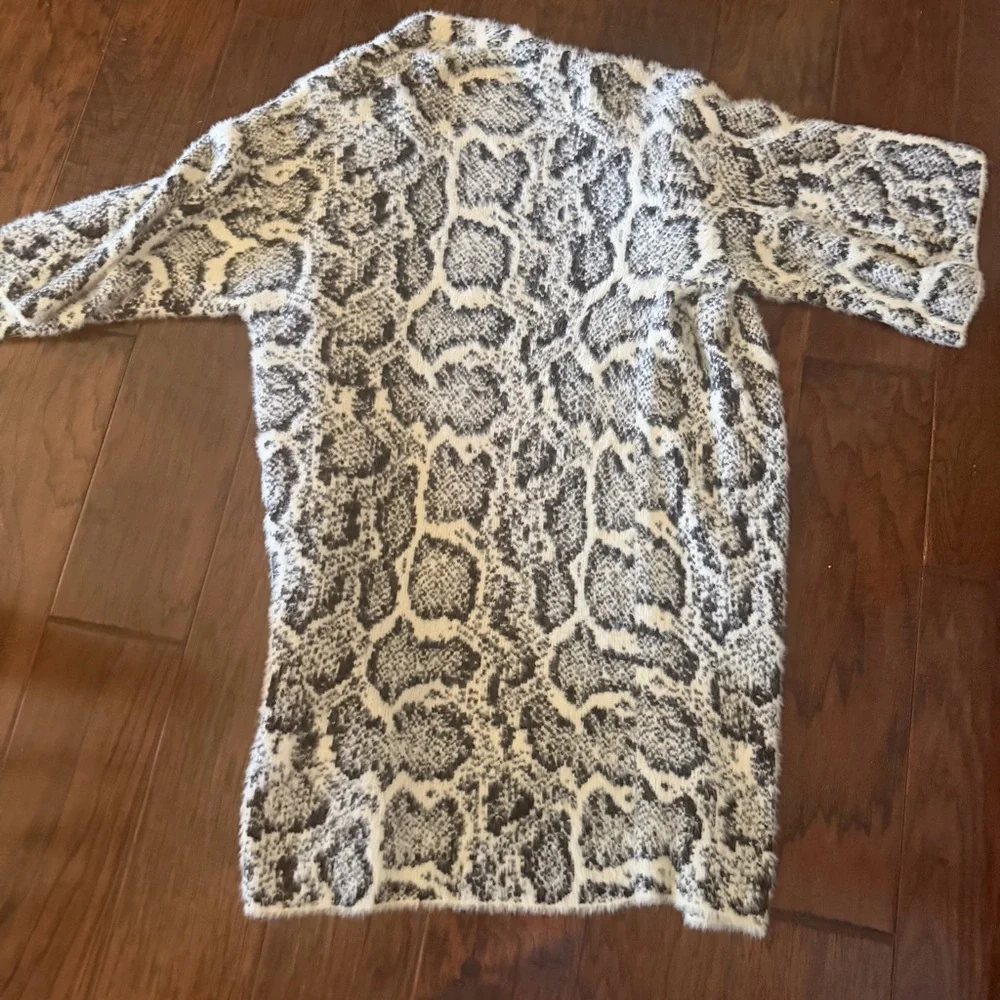 Open Front Snake Print Cardigan in Ivory & Gray - Picture 3 of 3